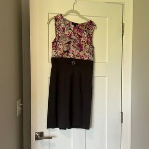 Sleeveless dress Gray and pink size 6.